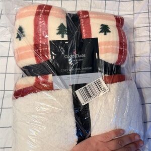 Cuddl Duds Red and White Sherpa Throw